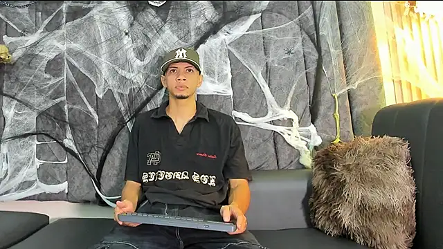 Snapshot of DustinandJordan chatting on October 30, 2025, 8:31 pm DustinandJordan online show from October 30, 2025, 8:31 pm