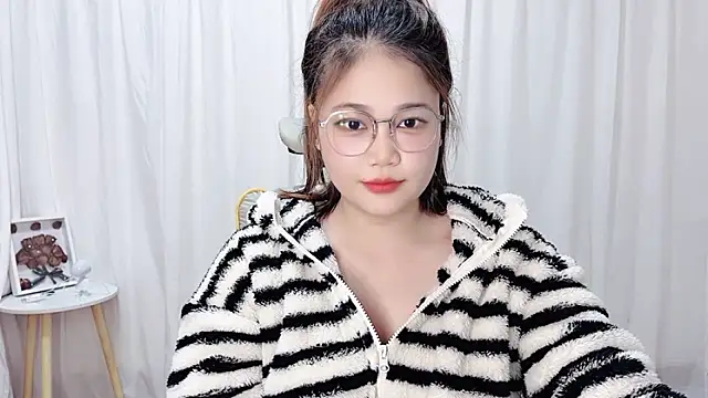 Snapshot of Dec-7758 chatting on November 16, 2025, 1:17 pm Dec-7758 online show from November 16, 2025, 1:17 pm