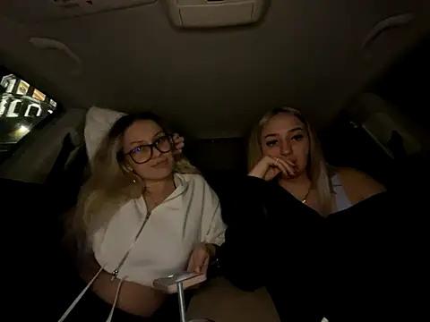 Snapshot of DivineDesireDuo chatting on November 25, 2025, 8:09 pm DivineDesireDuo online show from November 25, 2025, 8:09 pm