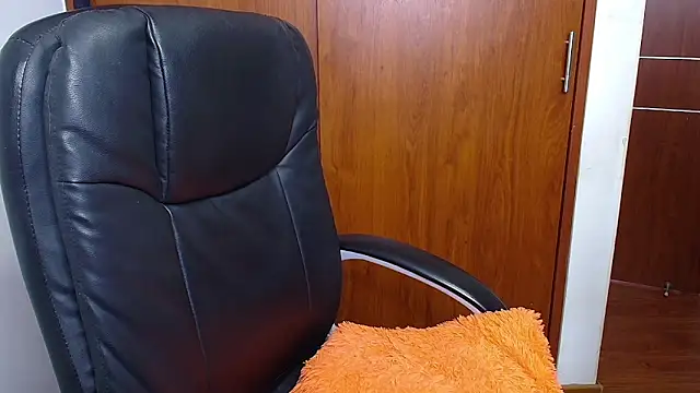 melikaronit2 online show from November 5, 2025, 5:13 pm