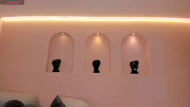 LeahNovac online show from October 25, 2025, 11:29 am