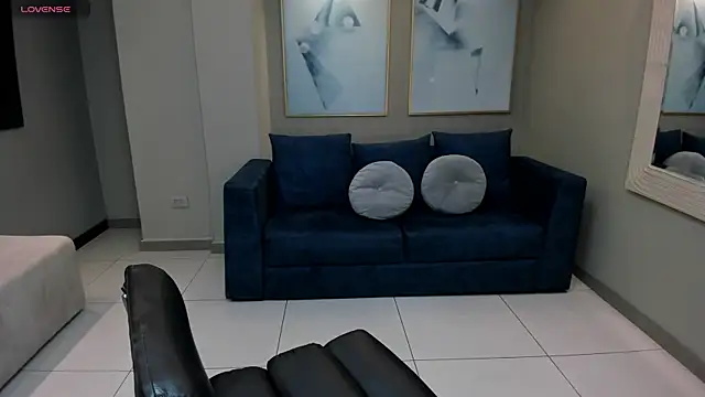 LeahNovac online show from November 4, 2025, 11:20 am