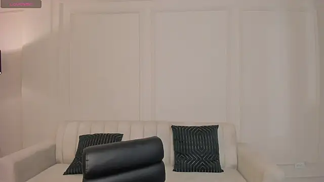 LeahNovac online show from December 5, 2025, 11:19 am