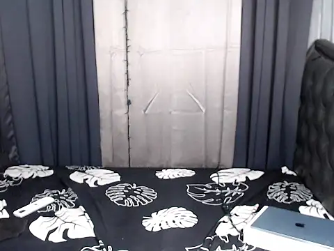 Snapshot of scarlet_enchantress chatting on September 27, 2025, 1:10 am scarlet enchantress online show from September 27, 2025, 1:10 am