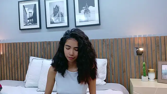 luna roja25 online show from December 20, 2025, 2:24 pm