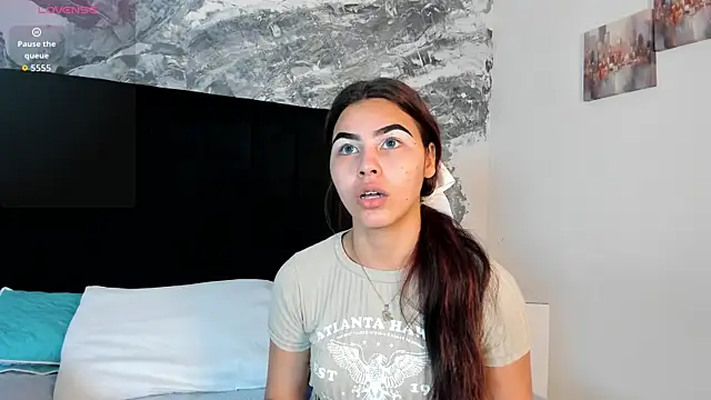 KimberlyLoren online show from October 28, 2025, 1:36 pm