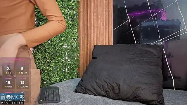 Kiara Zahiri   online show from November 11, 2025, 10:59 am