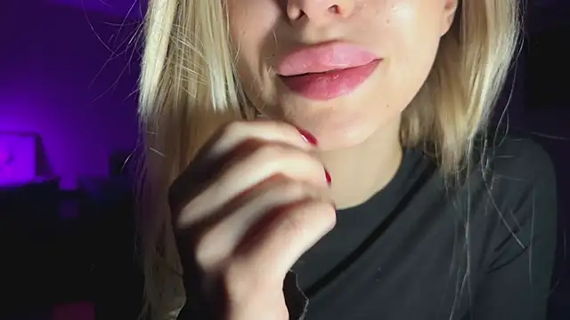 ElysiaXo online show from December 17, 2025, 10:27 pm