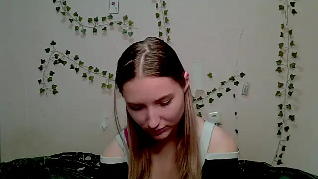 Snapshot of _kikiclark__ chatting on November 9, 2025, 4:16 pm kikiclark online show from November 9, 2025, 4:16 pm