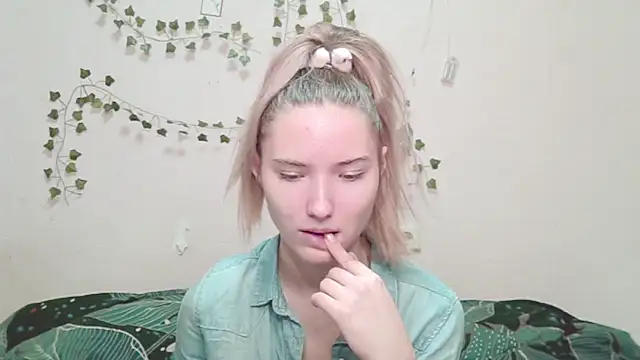 Snapshot of _kikiclark__ chatting on December 5, 2025, 2:36 pm kikiclark online show from December 5, 2025, 2:36 pm