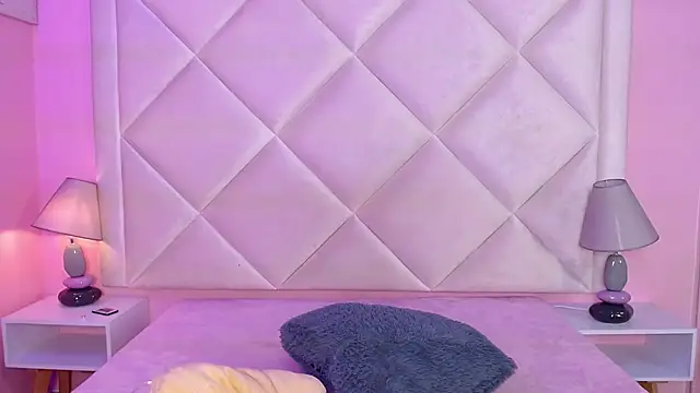 Miaa Smithh   online show from October 23, 2025, 11:31 am