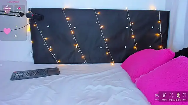 Danaa moore  online show from October 25, 2025, 9:31 pm