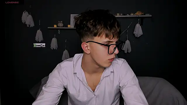 travis wolf  online show from October 29, 2025, 8:32 pm