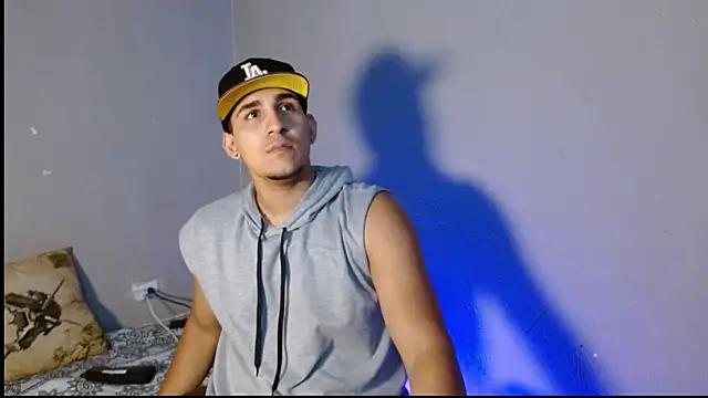 massimo vidal  online show from November 16, 2025, 2:39 am