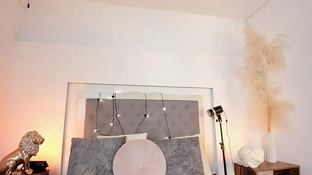 lea walkerr online show from February 27, 2026, 8:09 pm