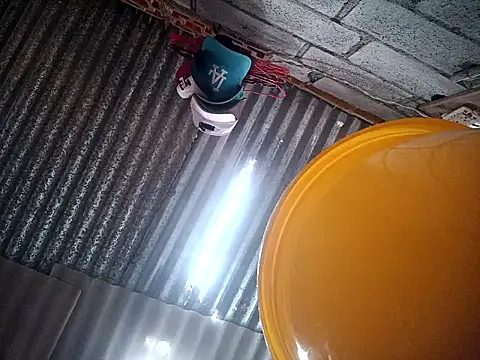 SaraBust online show from October 5, 2025, 4:27 pm