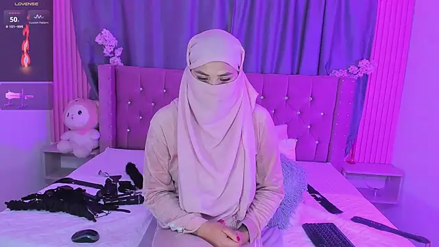 Snapshot of Nayla-Mouna chatting on April 23, 2026, 8:02 am Nayla-Mouna online show from April 23, 2026, 8:02 am