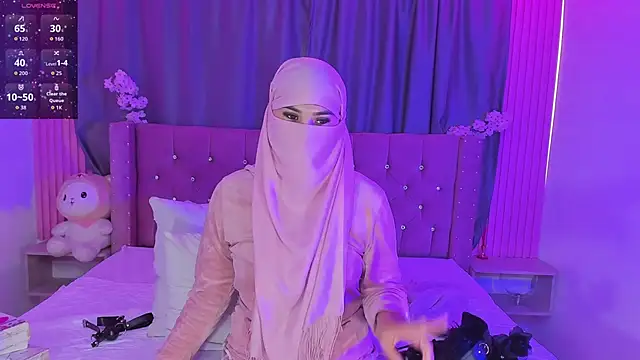 Snapshot of Nayla-Mouna chatting on May 4, 2026, 7:32 pm Nayla-Mouna online show from May 4, 2026, 7:32 pm