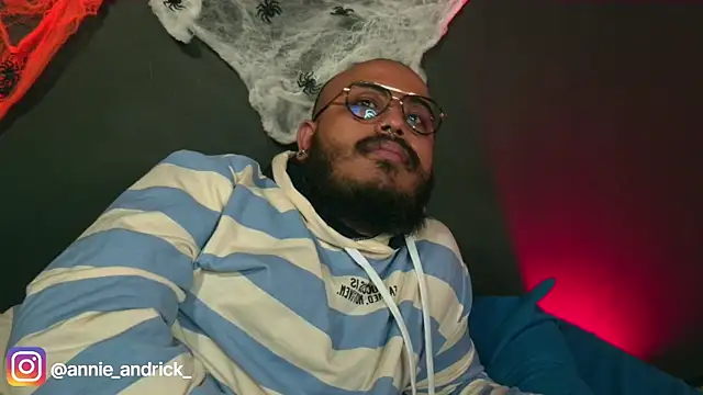  leda swan  online show from October 24, 2025, 1:18 pm