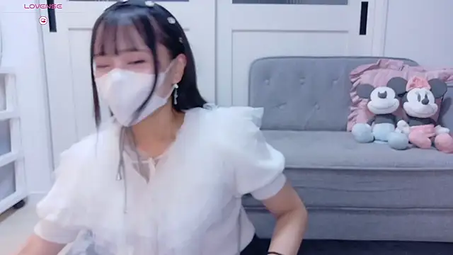 YURi luv online show from October 4, 2025, 11:30 am