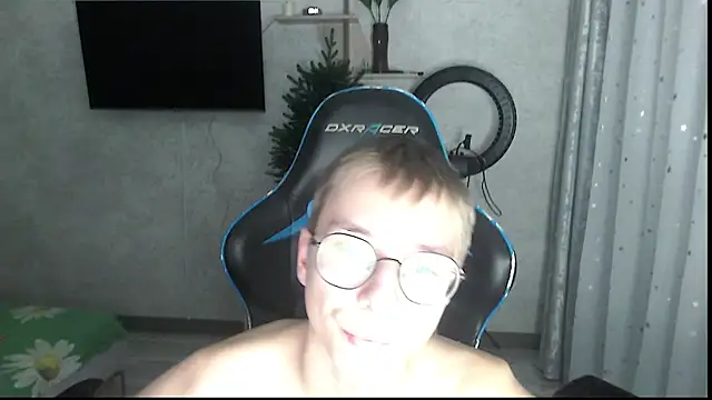 glasses cat online show from January 9, 2026, 9:38 pm