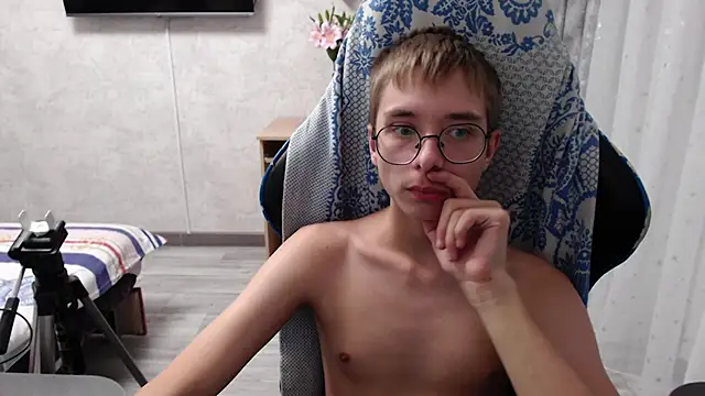 glasses cat online show from March 19, 2026, 2:04 am