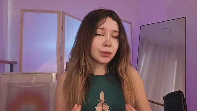 Lina Glow online show from April 13, 2026, 6:52 am