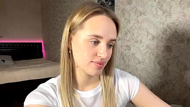 ElisabetLorney online show from November 25, 2025, 8:03 am