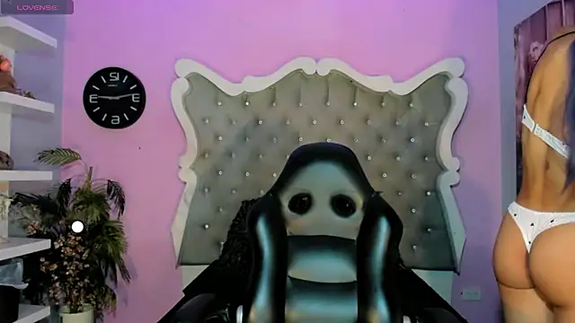 Honey Moontsts online show from May 19, 2026, 11:38 am