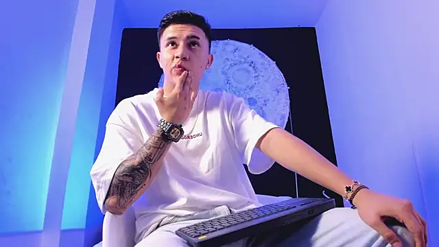 liaamsmiith  online show from October 26, 2025, 12:55 pm