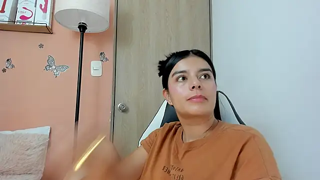 valerihouse online show from February 3, 2025, 11:05 pm