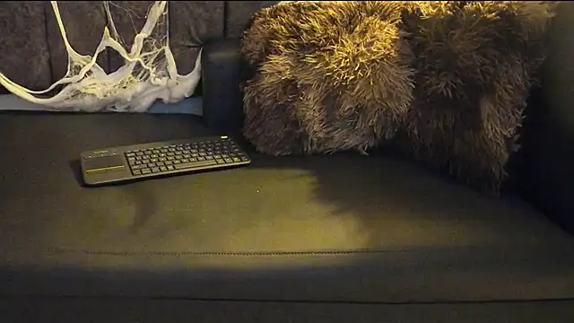 Snapshot of Rowan_Mills chatting on October 31, 2025, 8:21 pm Rowan Mills online show from October 31, 2025, 8:21 pm