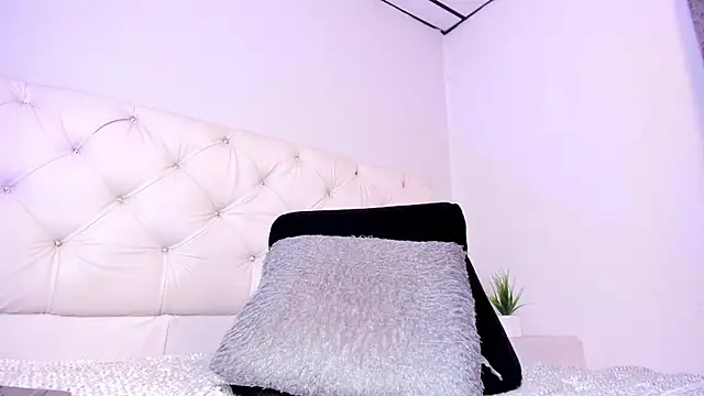 Niicolle Evanss online show from November 9, 2025, 1:31 pm