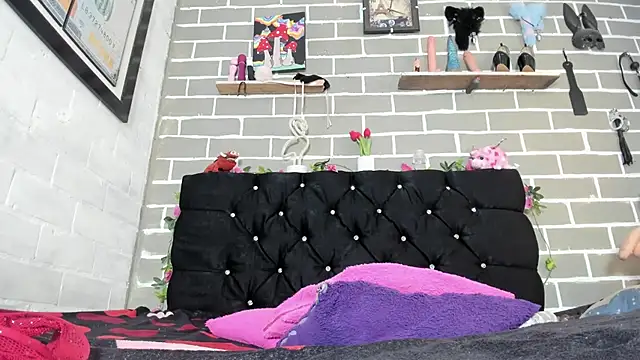 CharlotteBrowm online show from November 5, 2025, 6:19 pm