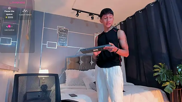 Snapshot of oliver_mr_ chatting on November 27, 2025, 8:22 pm oliver mr online show from November 27, 2025, 8:22 pm