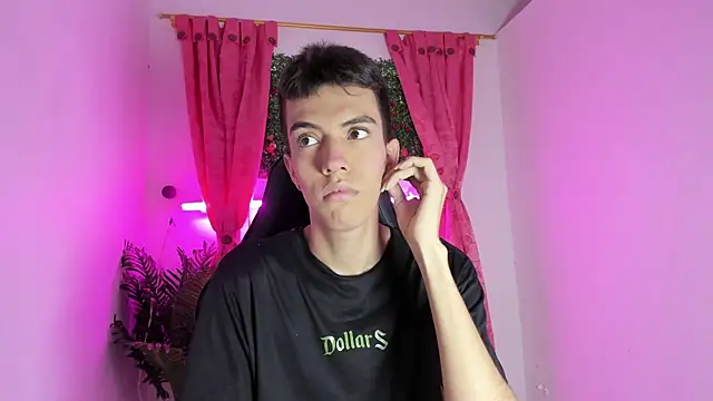 Snapshot of dylan_202520_ chatting on September 13, 2025, 11:32 am dylan 202520 online show from September 13, 2025, 11:32 am