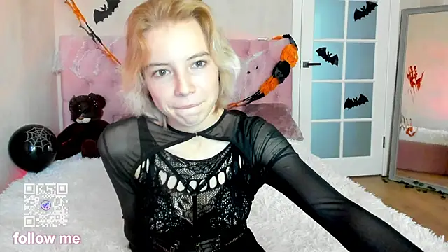 Pink Lila18 online show from October 31, 2025, 9:54 am