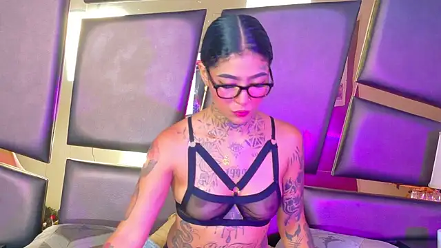 Snapshot of EmilieLake chatting on November 15, 2025, 8:27 pm EmilieLake online show from November 15, 2025, 8:27 pm