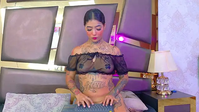 Snapshot of EmilieLake chatting on November 25, 2025, 8:09 pm EmilieLake online show from November 25, 2025, 8:09 pm