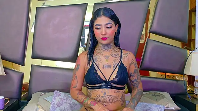 Snapshot of EmilieLake chatting on December 4, 2025, 8:06 pm EmilieLake online show from December 4, 2025, 8:06 pm