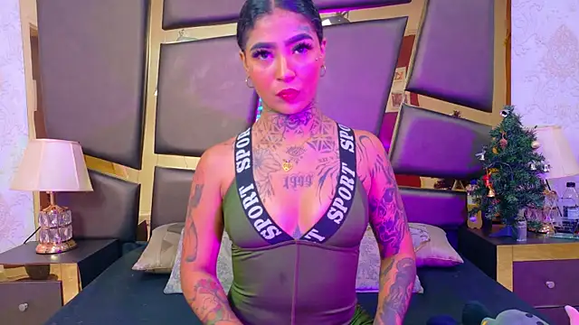 Snapshot of EmilieLake chatting on December 13, 2025, 8:47 pm EmilieLake online show from December 13, 2025, 8:47 pm