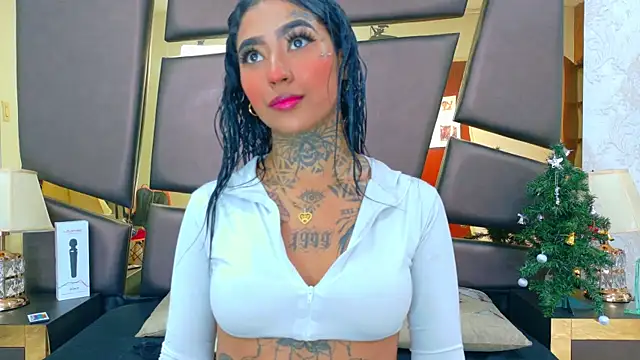 Snapshot of EmilieLake chatting on December 20, 2025, 8:27 pm EmilieLake online show from December 20, 2025, 8:27 pm