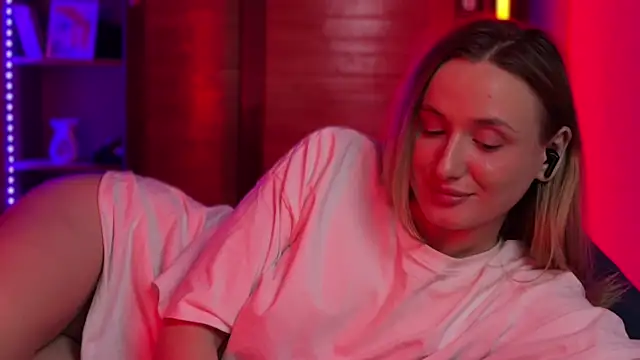 Snapshot of LovaMay chatting on February 22, 2026, 11:03 pm LovaMay online show from February 22, 2026, 11:03 pm