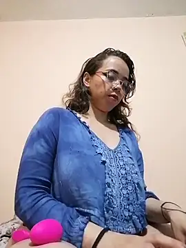 Snapshot of BarbaraLeython1 chatting on November 18, 2025, 10:14 pm BarbaraLeython1 online show from November 18, 2025, 10:14 pm