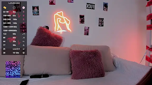 ZoniaEsshaki online show from December 21, 2025, 10:33 am