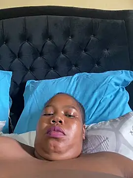 Curvycandy95 online show from April 12, 2026, 10:53 am