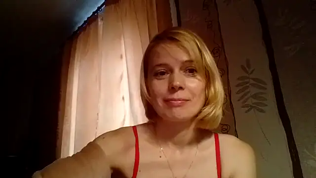 LiluXRose online show from October 13, 2025, 10:37 am