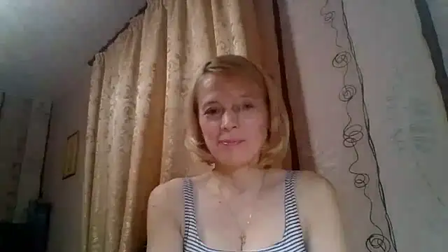 LiluXRose online show from October 16, 2025, 8:32 pm