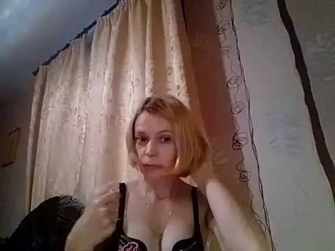 LiluXRose online show from October 20, 2025, 1:33 pm