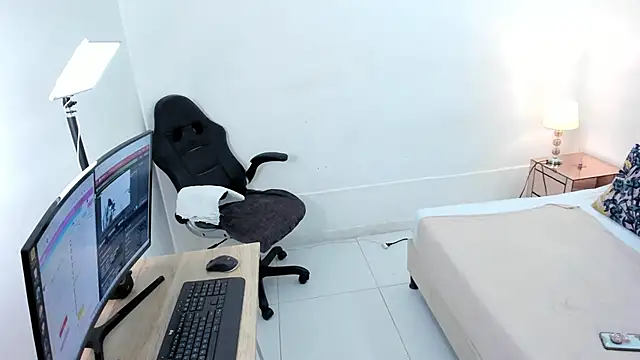 Snapshot of cloemorwen chatting on November 11, 2025, 9:48 pm cloemorwen online show from November 11, 2025, 9:48 pm